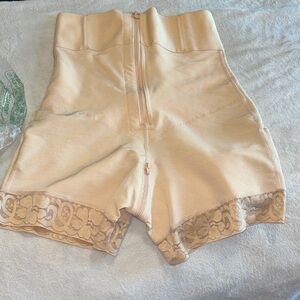 🫶🏼NWT ShapeLLX High-Waisted Shapewear Shorts with Lace Trim size Large